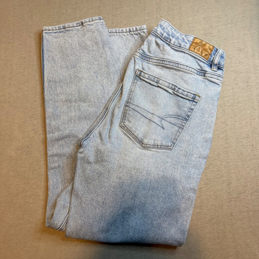 American Eagle Mom Jean Light Wash High Waisted Denim Pants Size 4 Short Strigid